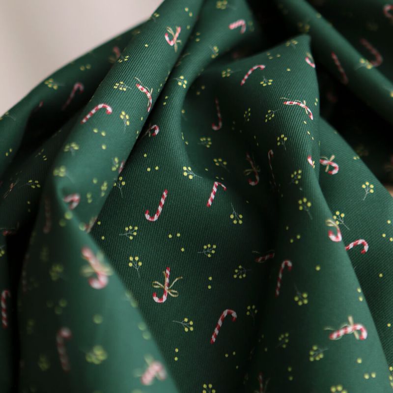 Tissu sergé de coton organique fond vert imprimé cannes à sucre