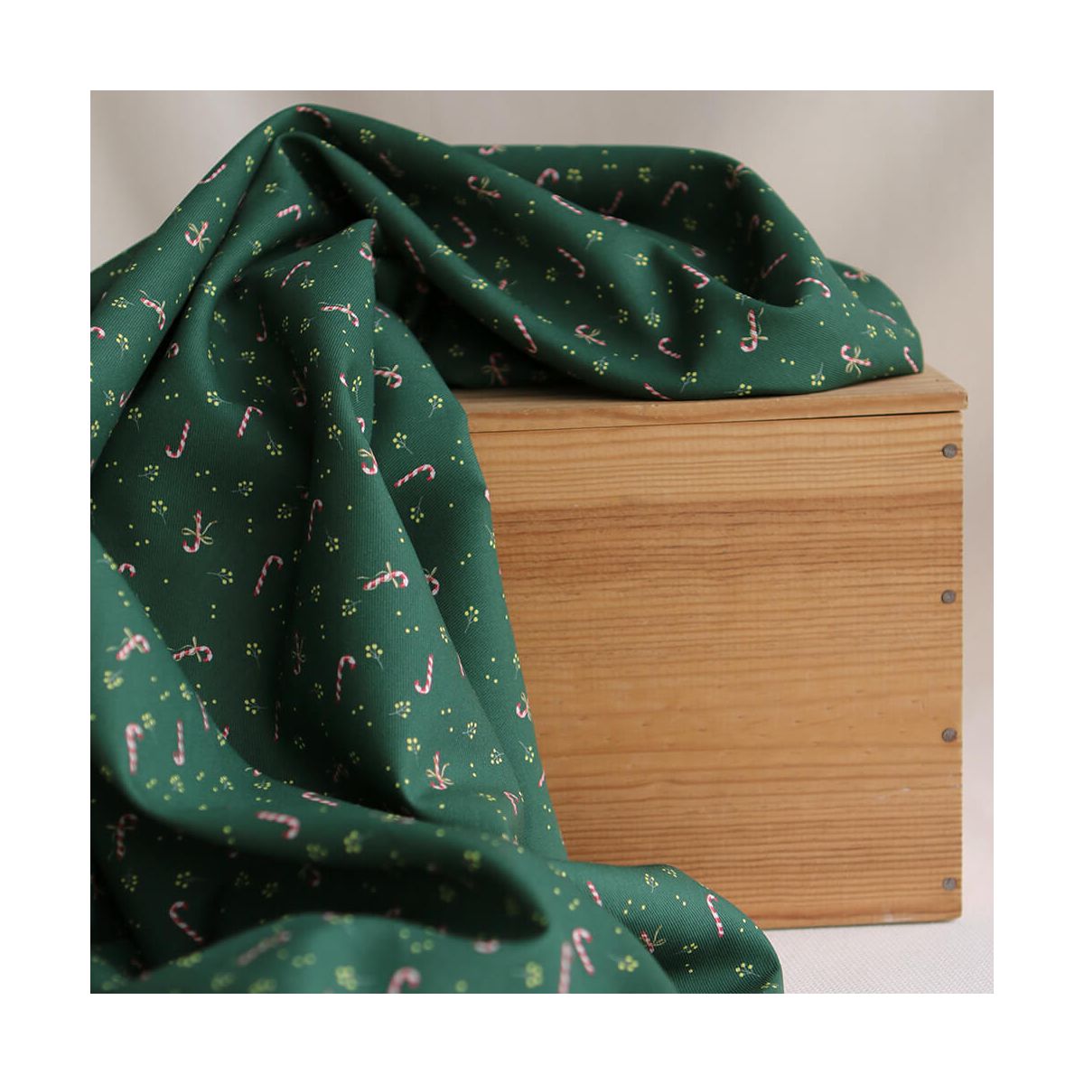 Tissu sergé de coton organique fond vert imprimé cannes à sucre