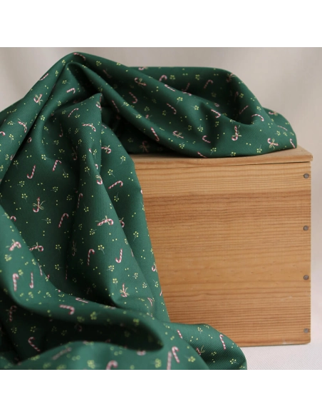 Tissu sergé de coton organique fond vert imprimé cannes à sucre