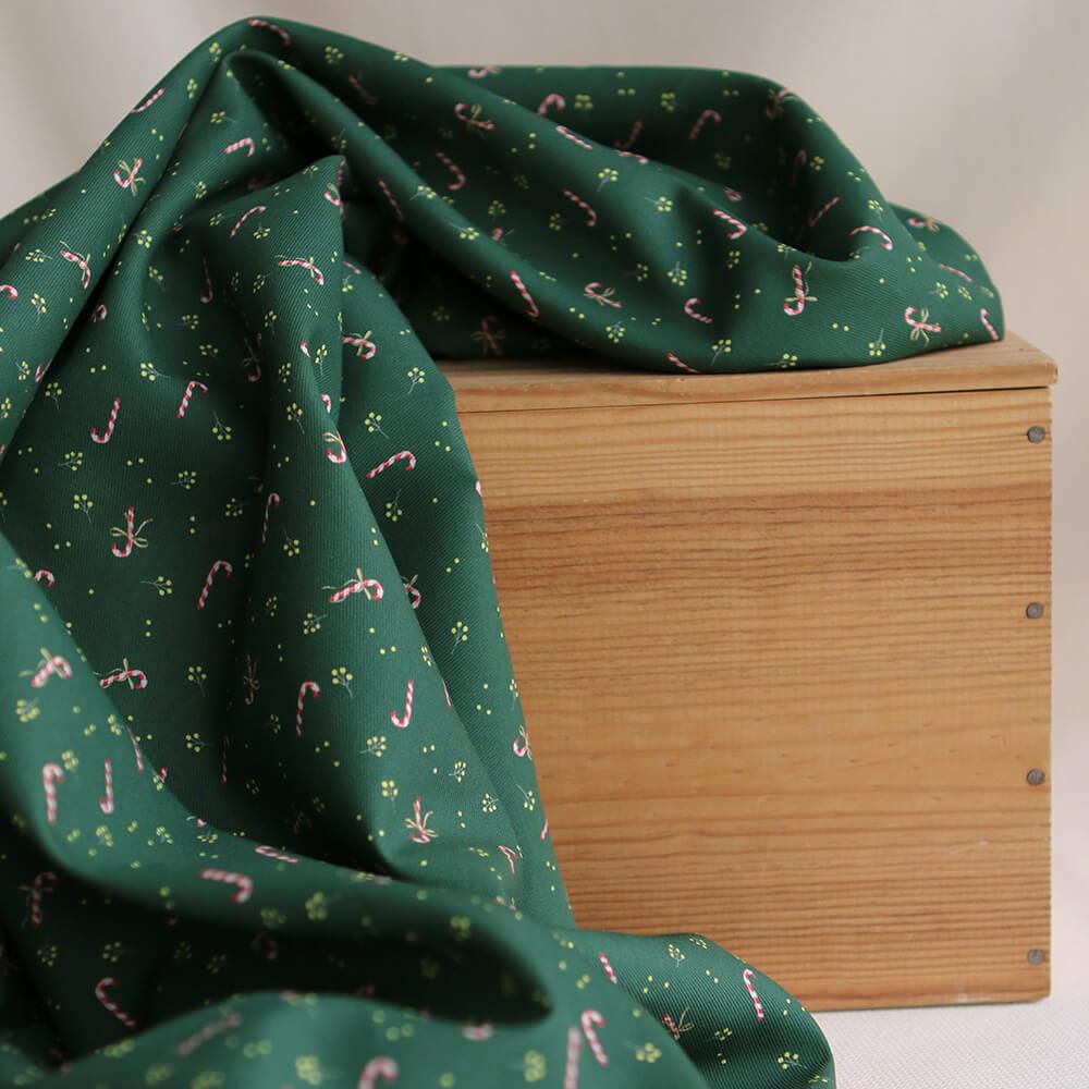 Tissu sergé de coton organique fond vert imprimé cannes à sucre