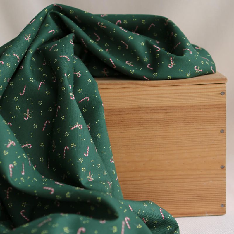 Tissu sergé de coton organique fond vert imprimé cannes à sucre