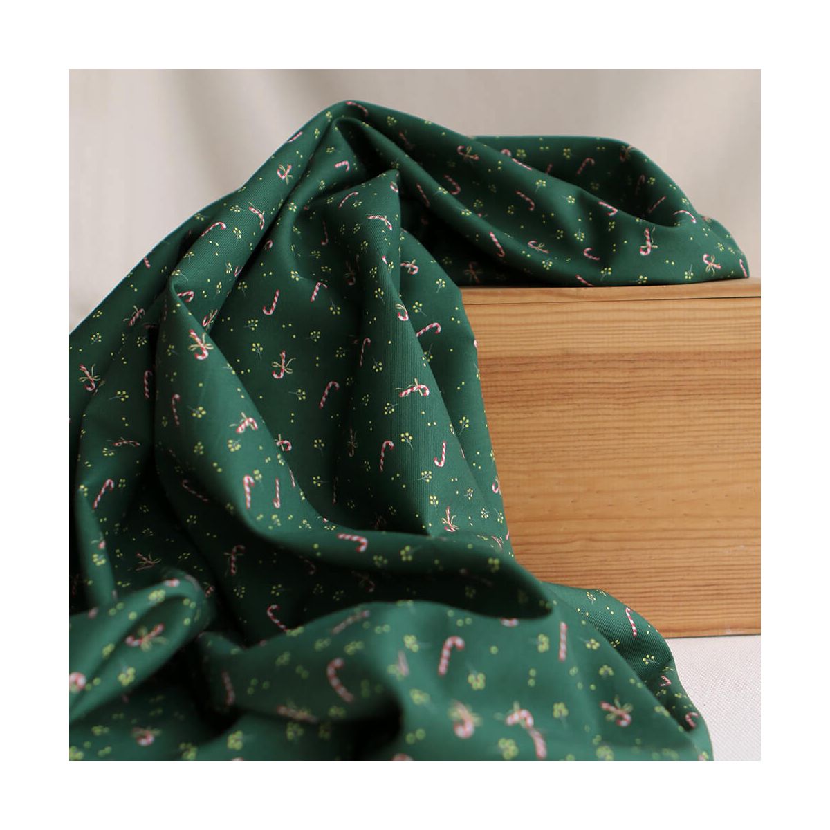 Tissu sergé de coton organique fond vert imprimé cannes à sucre