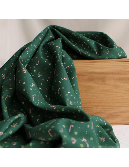 Tissu sergé de coton organique fond vert imprimé cannes à sucre