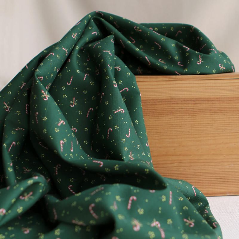 Tissu sergé de coton organique fond vert imprimé cannes à sucre