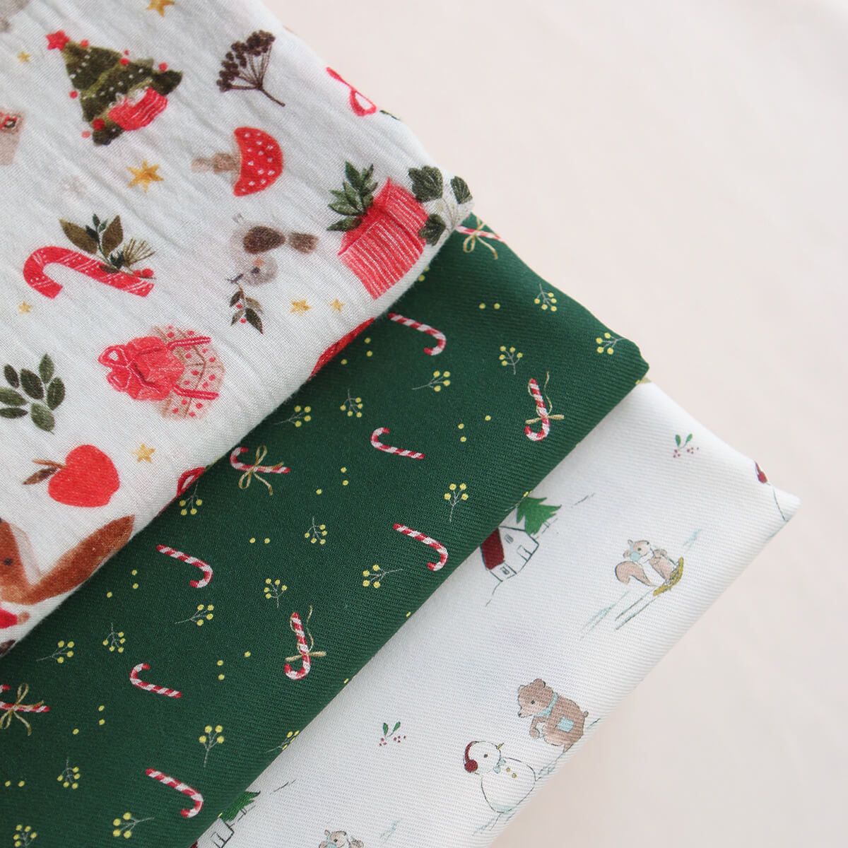 Tissu sergé de coton organique fond vert imprimé cannes à sucre