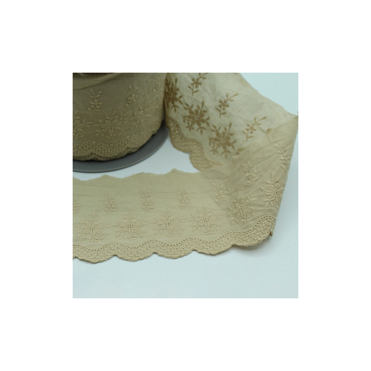 Galon coton broderie anglaise brodé 85mm x 1m grège Galon coton broderie anglaise brodé 85mm x 1m grège