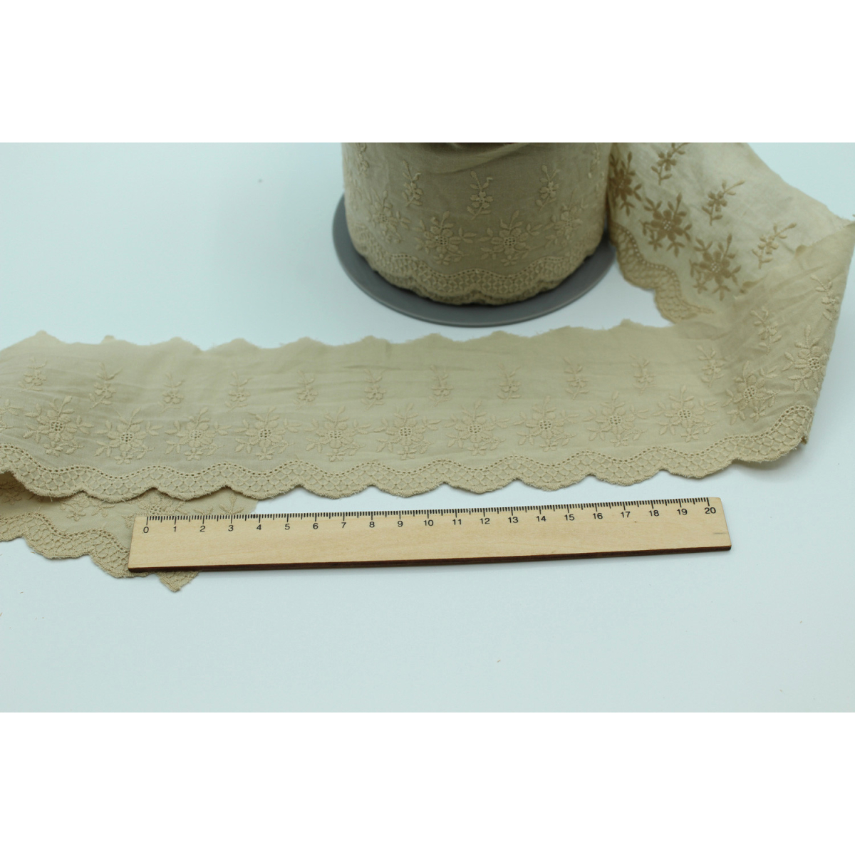Galon coton broderie anglaise brodé 85mm x 1m grège Galon coton broderie anglaise brodé 85mm x 1m grège