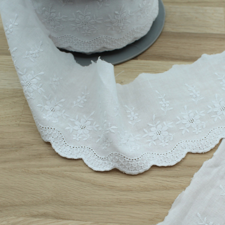 Galon coton broderie anglaise brodé 75mm x 1m blanc Galon coton broderie anglaise brodé 75mm x 1m blanc