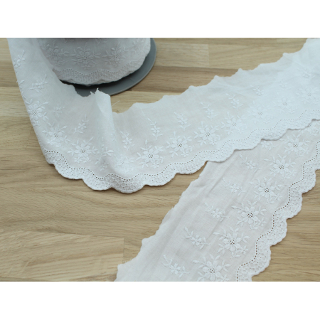 Galon coton broderie anglaise brodé 75mm x 1m blanc Galon coton broderie anglaise brodé 75mm x 1m blanc