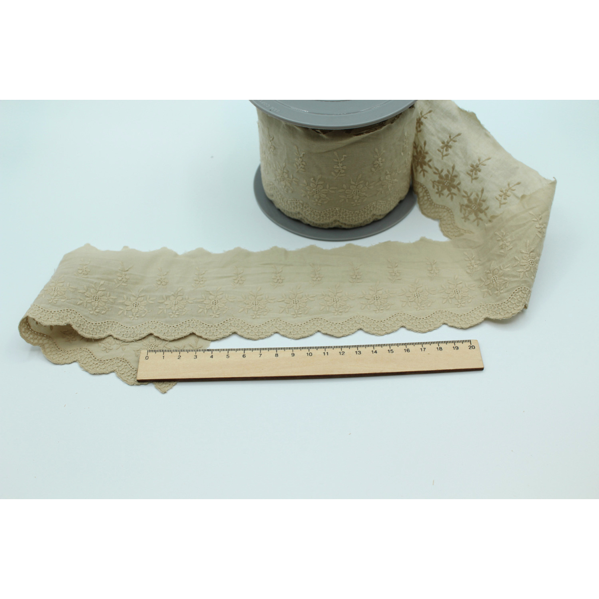 Galon coton broderie anglaise brodé 47mm x 1m grège Galon coton broderie anglaise brodé 47mm x 1m grège
