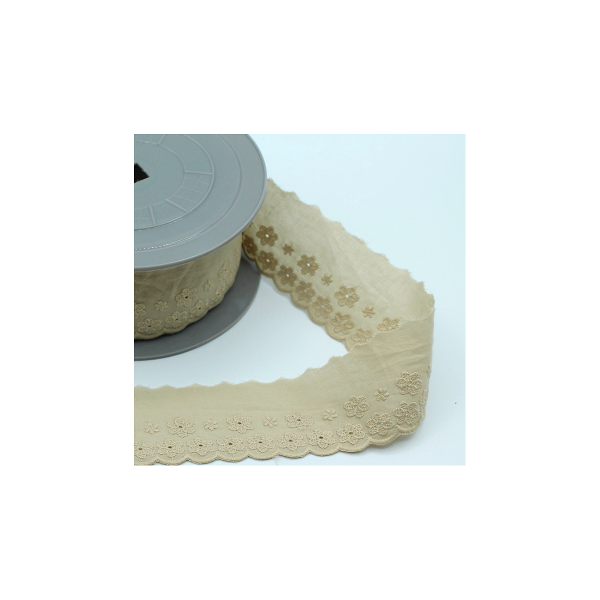 Galon coton broderie anglaise brodé 47mm x 1m grège Galon coton broderie anglaise brodé 47mm x 1m grège