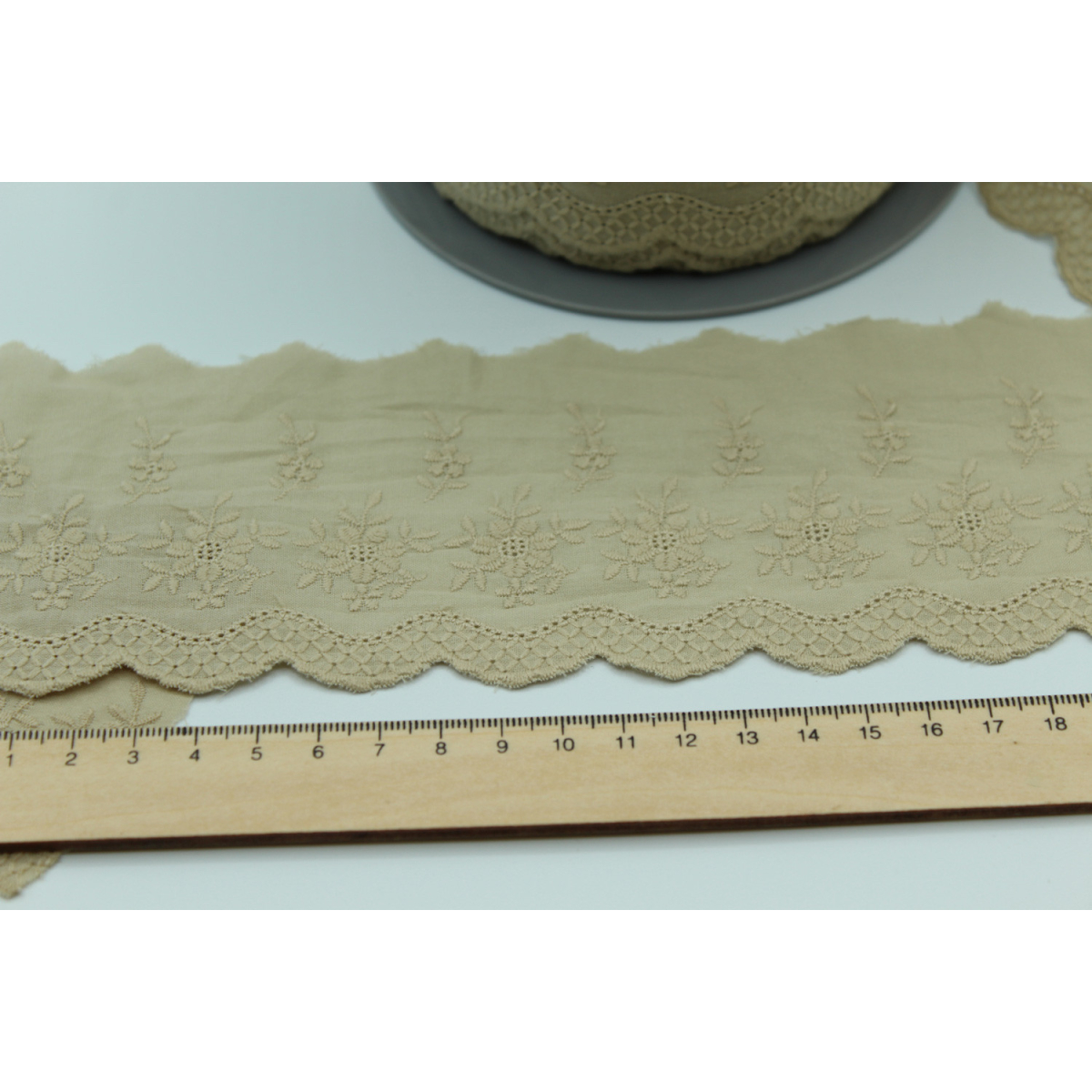 Galon coton broderie anglaise brodé 47mm x 1m grège Galon coton broderie anglaise brodé 47mm x 1m grège