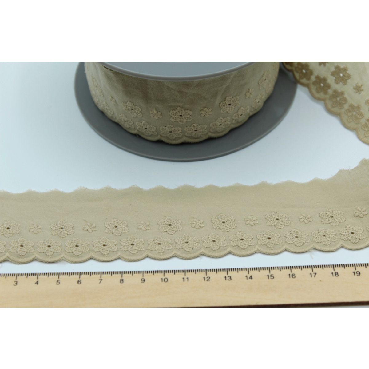 Galon coton broderie anglaise brodé 47mm x 1m grège Galon coton broderie anglaise brodé 47mm x 1m grège