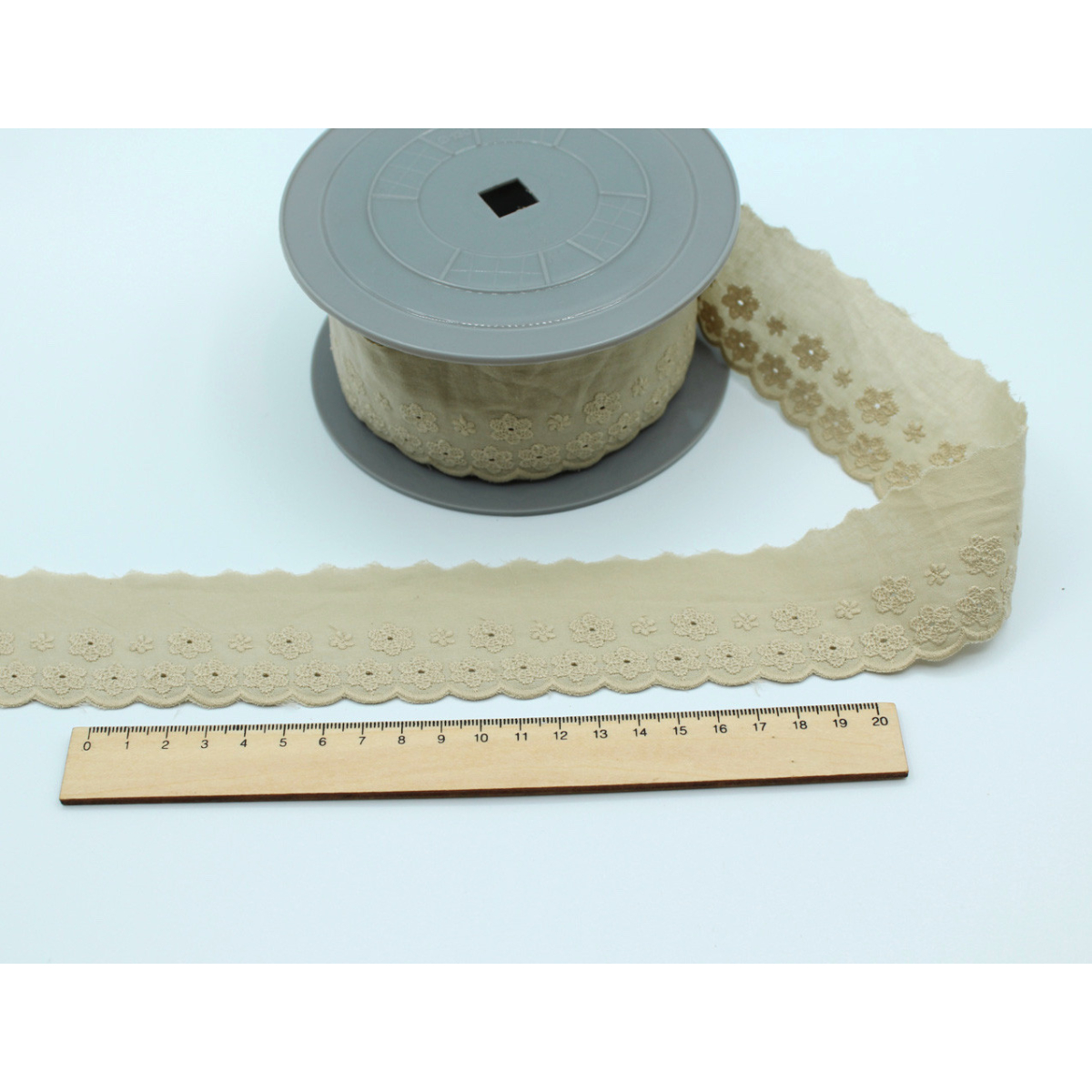 Galon coton broderie anglaise brodé 47mm x 1m grège Galon coton broderie anglaise brodé 47mm x 1m grège