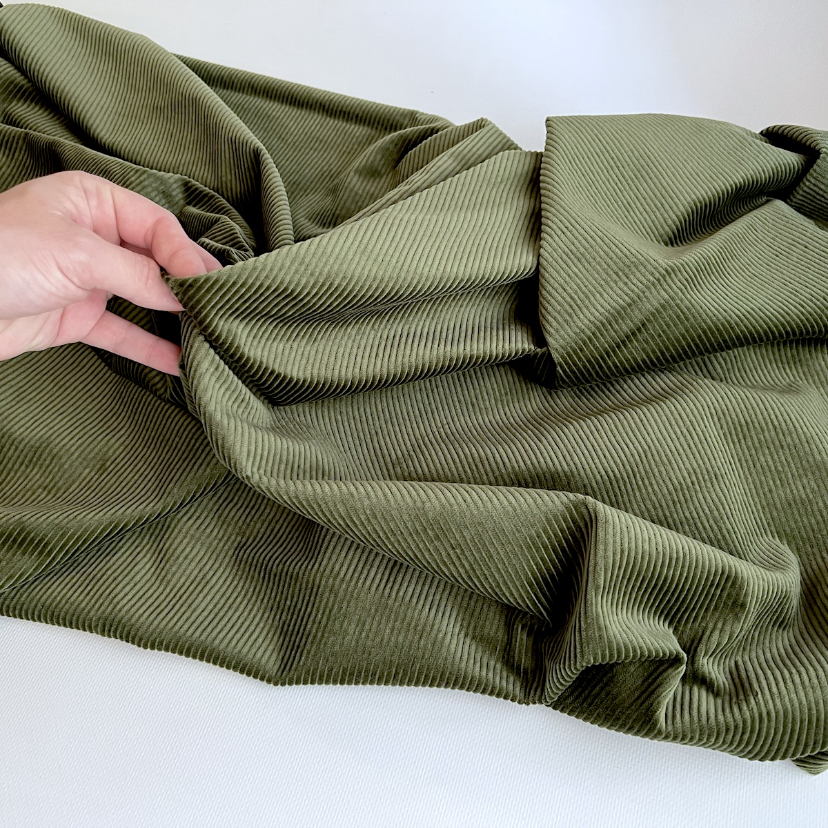 Velours à côtes coton organique coloris vert mousse  - 3