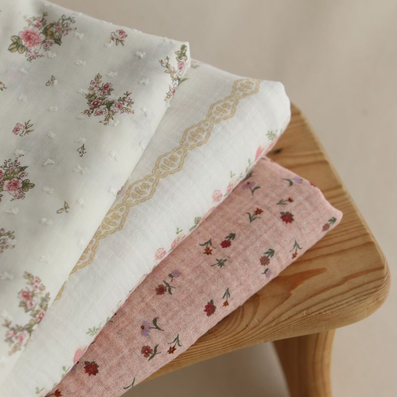 Agatha - Double gaze de coton motif fond blanc motif vert, beige et rose