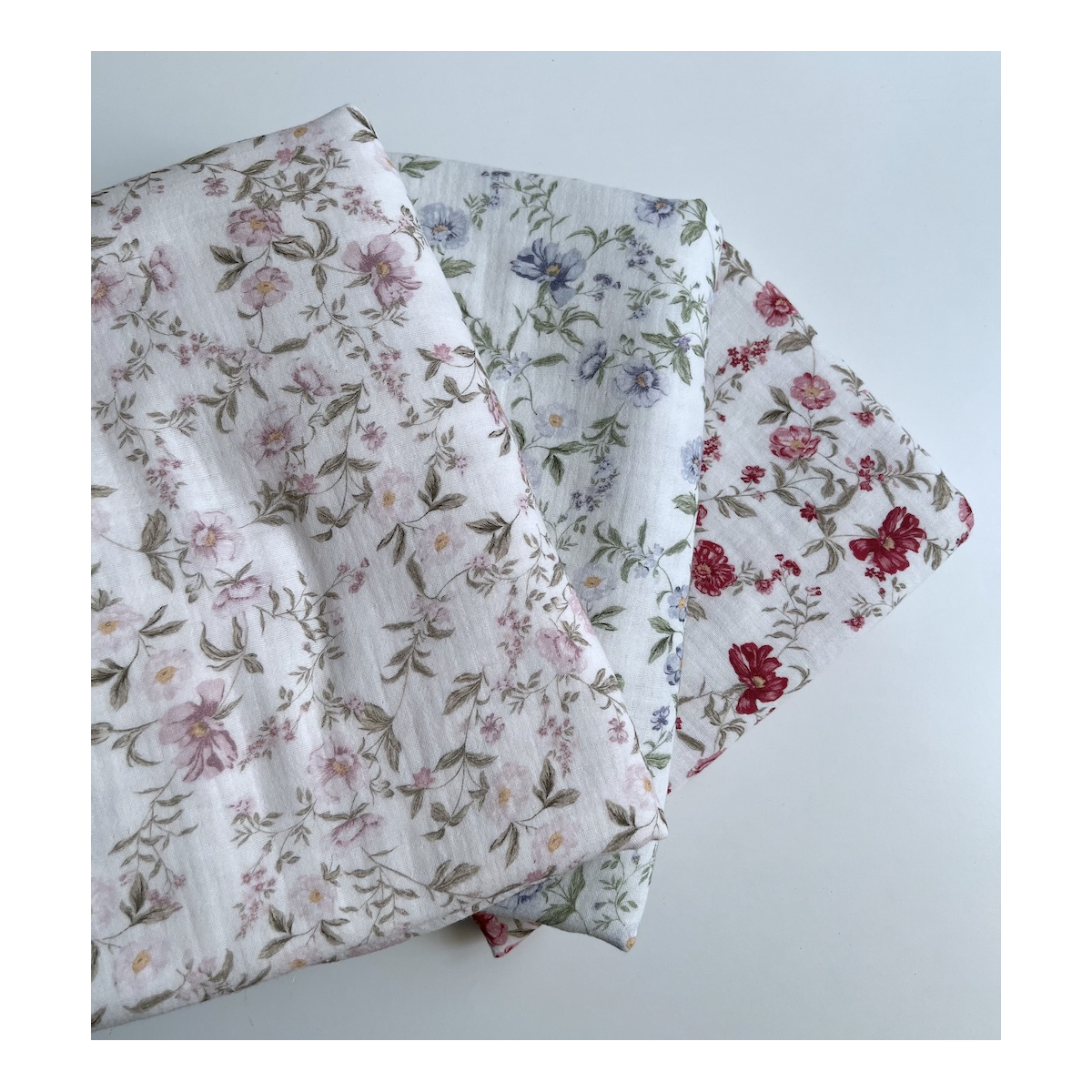 Romy - Double gaze de coton BIO blanc motif bleu poudré et vert Tissus issus de l'agriculture biologique  - 13