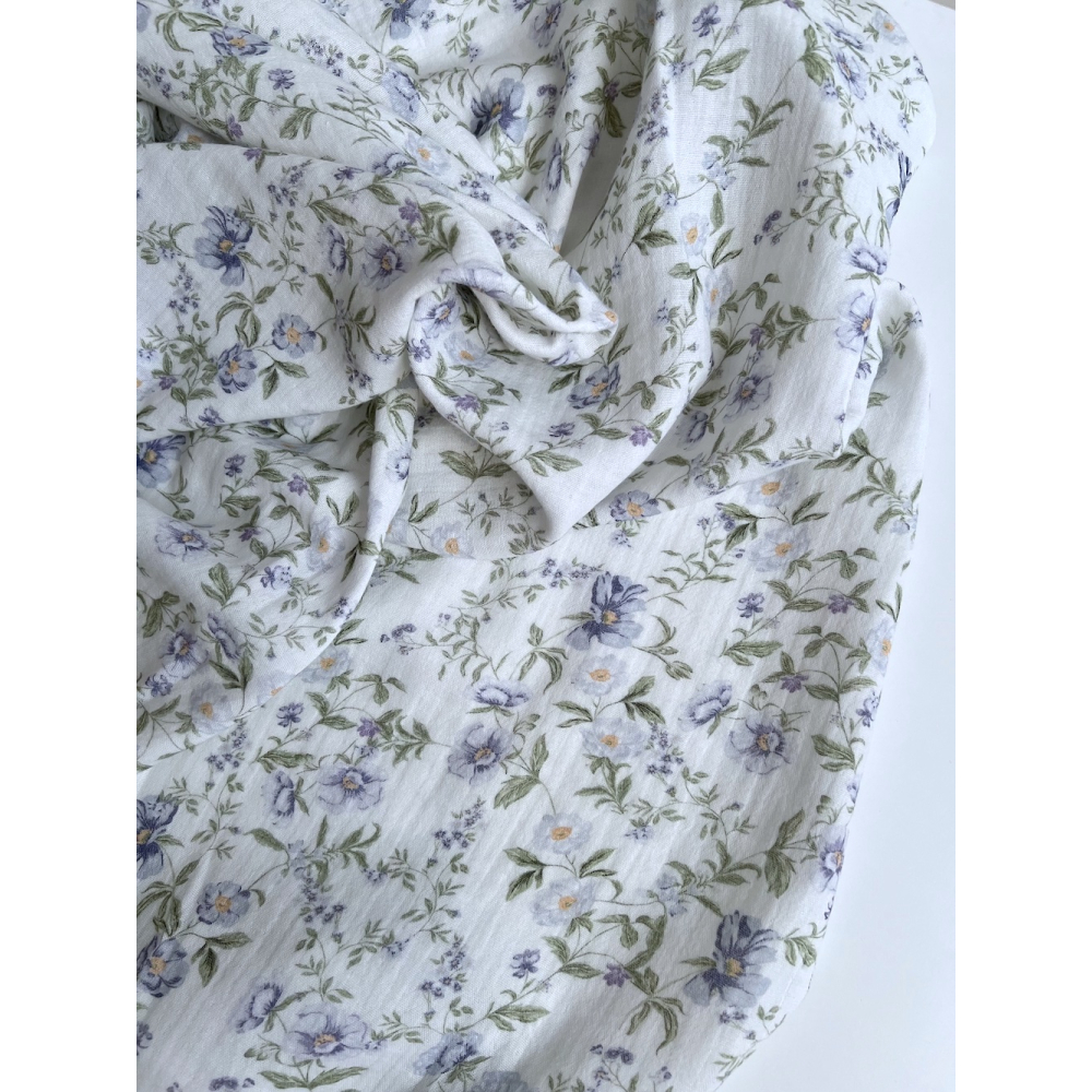 Romy - Double gaze de coton BIO blanc motif bleu poudré et vert Tissus issus de l'agriculture biologique  - 4