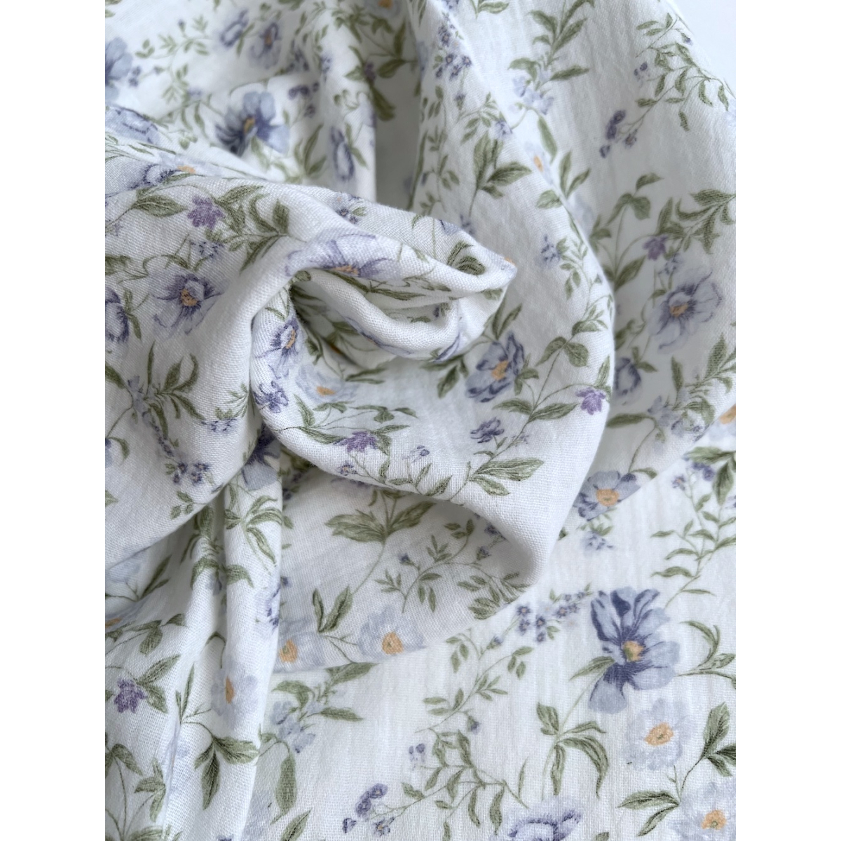 Romy - Double gaze de coton BIO blanc motif bleu poudré et vert Tissus issus de l'agriculture biologique  - 6