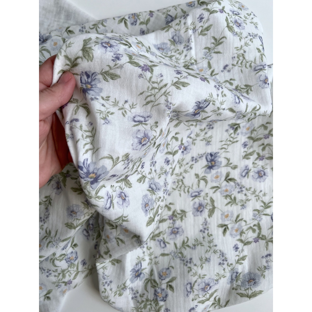 Romy - Double gaze de coton BIO blanc motif bleu poudré et vert Tissus issus de l'agriculture biologique  - 8