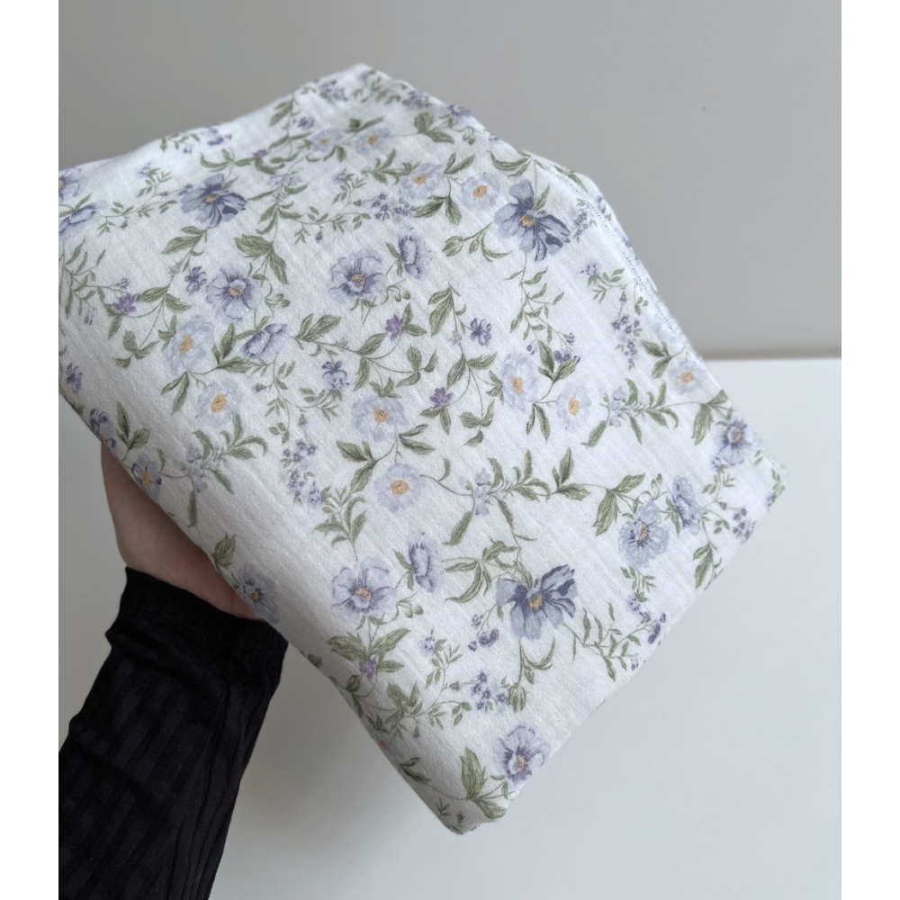 Romy - Double gaze de coton BIO blanc motif bleu poudré et vert Tissus issus de l'agriculture biologique  - 10