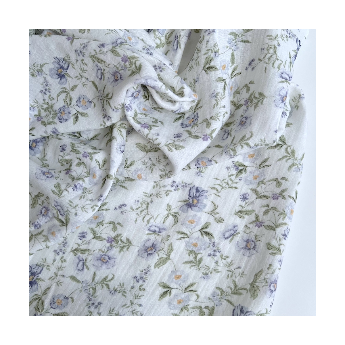 Romy - Double gaze de coton BIO blanc motif bleu poudré et vert Tissus issus de l'agriculture biologique  - 1