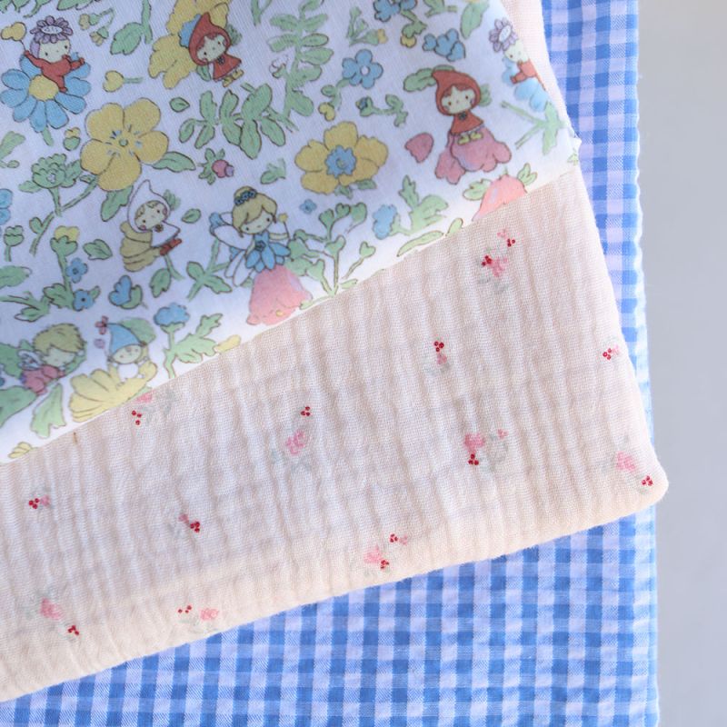 Leonie - Double gaze de coton motif fond rose tendre motif petit fleuri