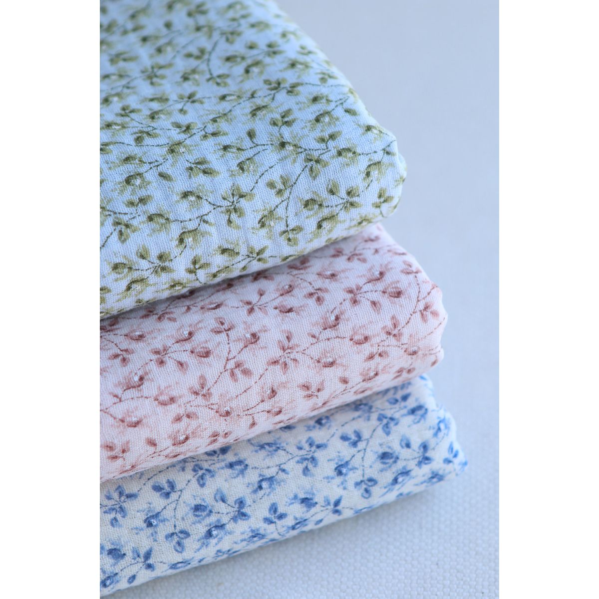 Harper - Double gaze de coton motif fleuri fond rose clair