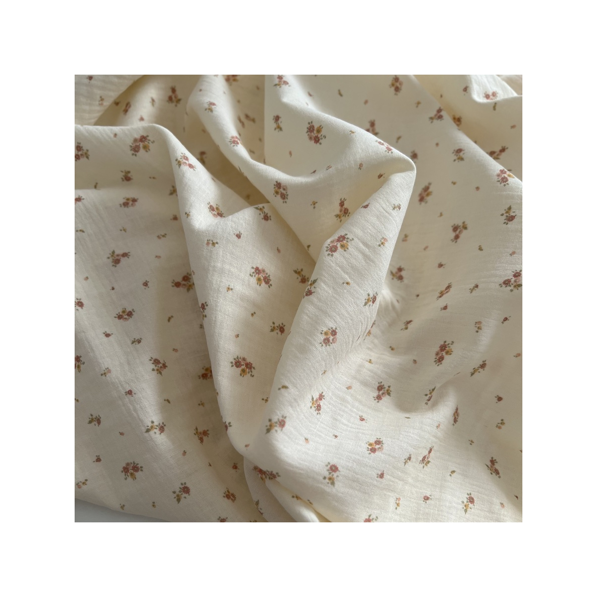 Aminata - Double gaze de coton coloris fond écru imprimé fleuri Tissus issus de l'agriculture biologique  - 1