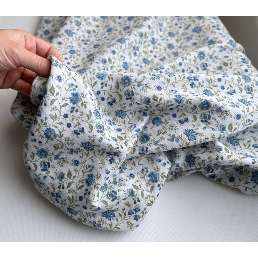 Jaya - Double gaze de coton coloris fond bleu imprimé fleuri Tissus issus de l'agriculture biologique  - 4