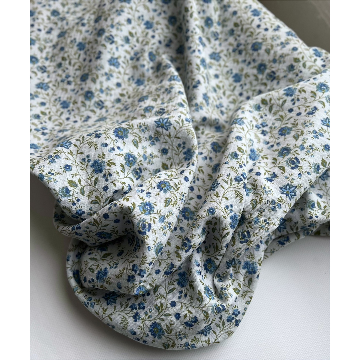 Jaya - Double gaze de coton coloris fond bleu imprimé fleuri Tissus issus de l'agriculture biologique  - 7