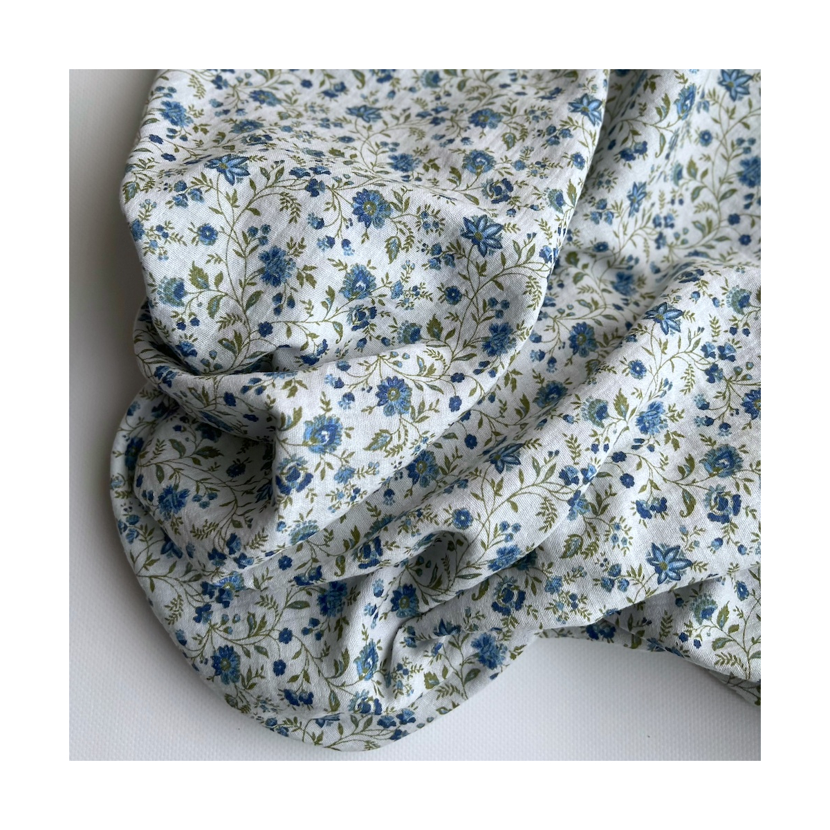 Jaya - Double gaze de coton coloris fond bleu imprimé fleuri Tissus issus de l'agriculture biologique  - 1