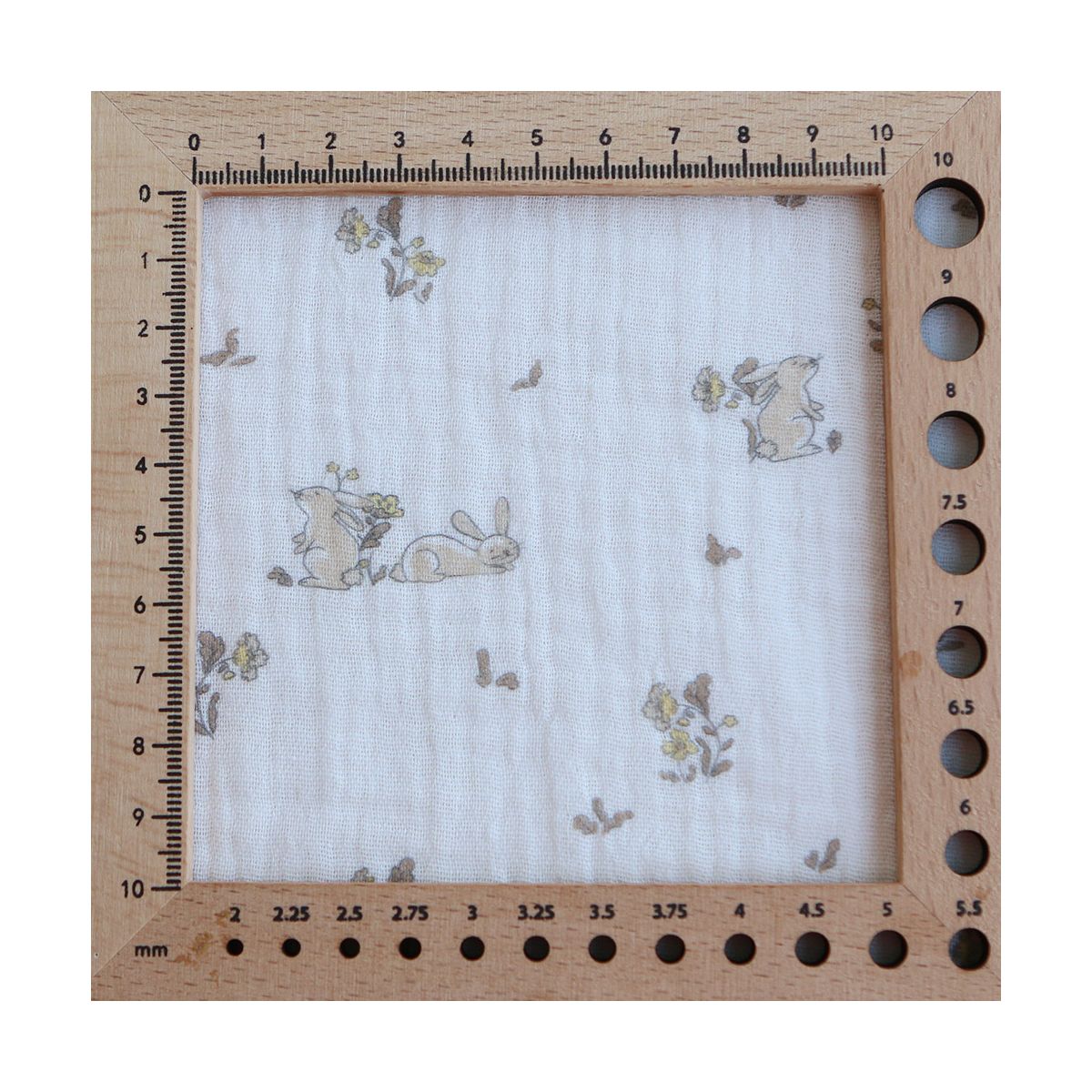 Yuki - Double gaze de coton fond blanc motif petits lapins beige