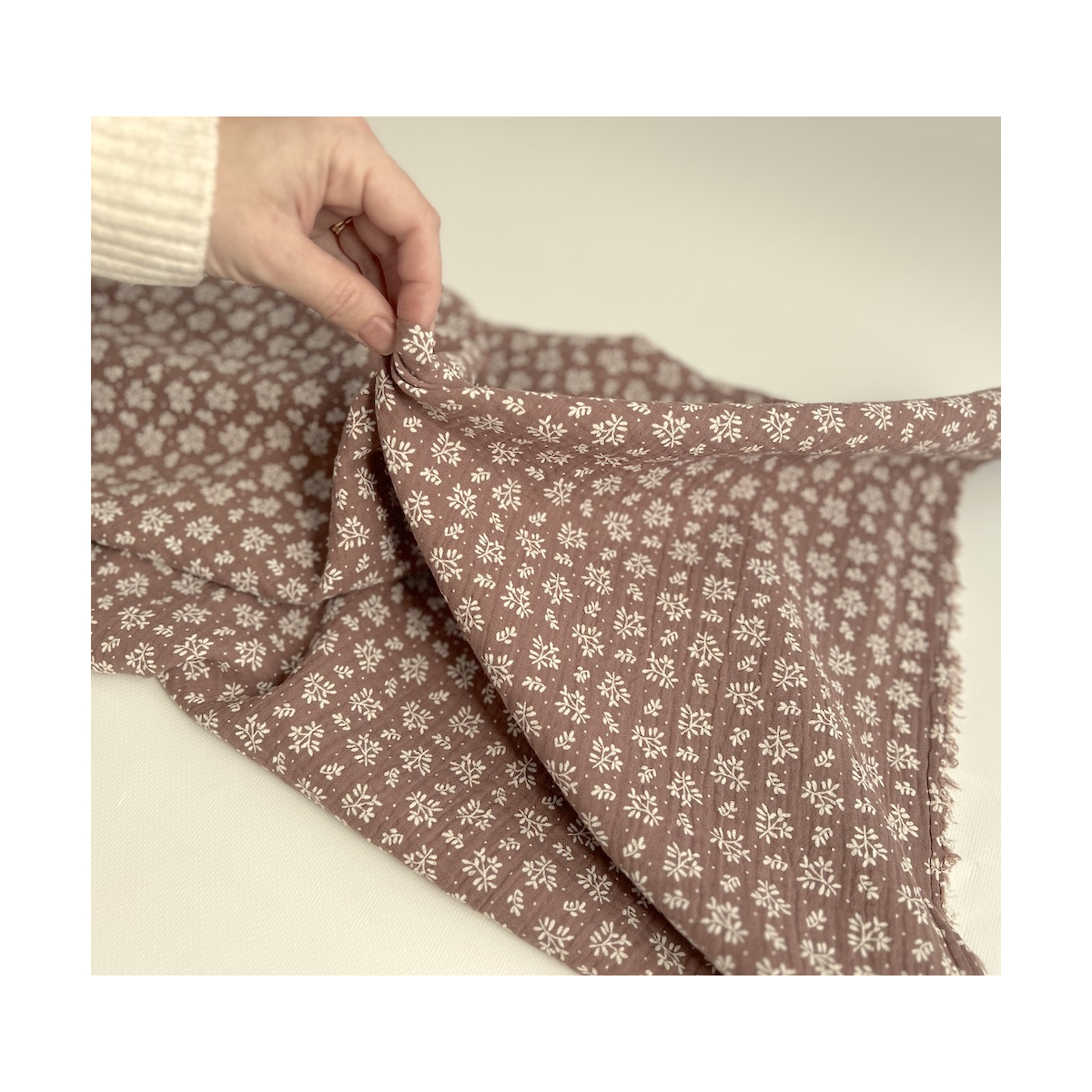 Double gaze de coton Meesya fond marron glacé à motifs Batikou - 3