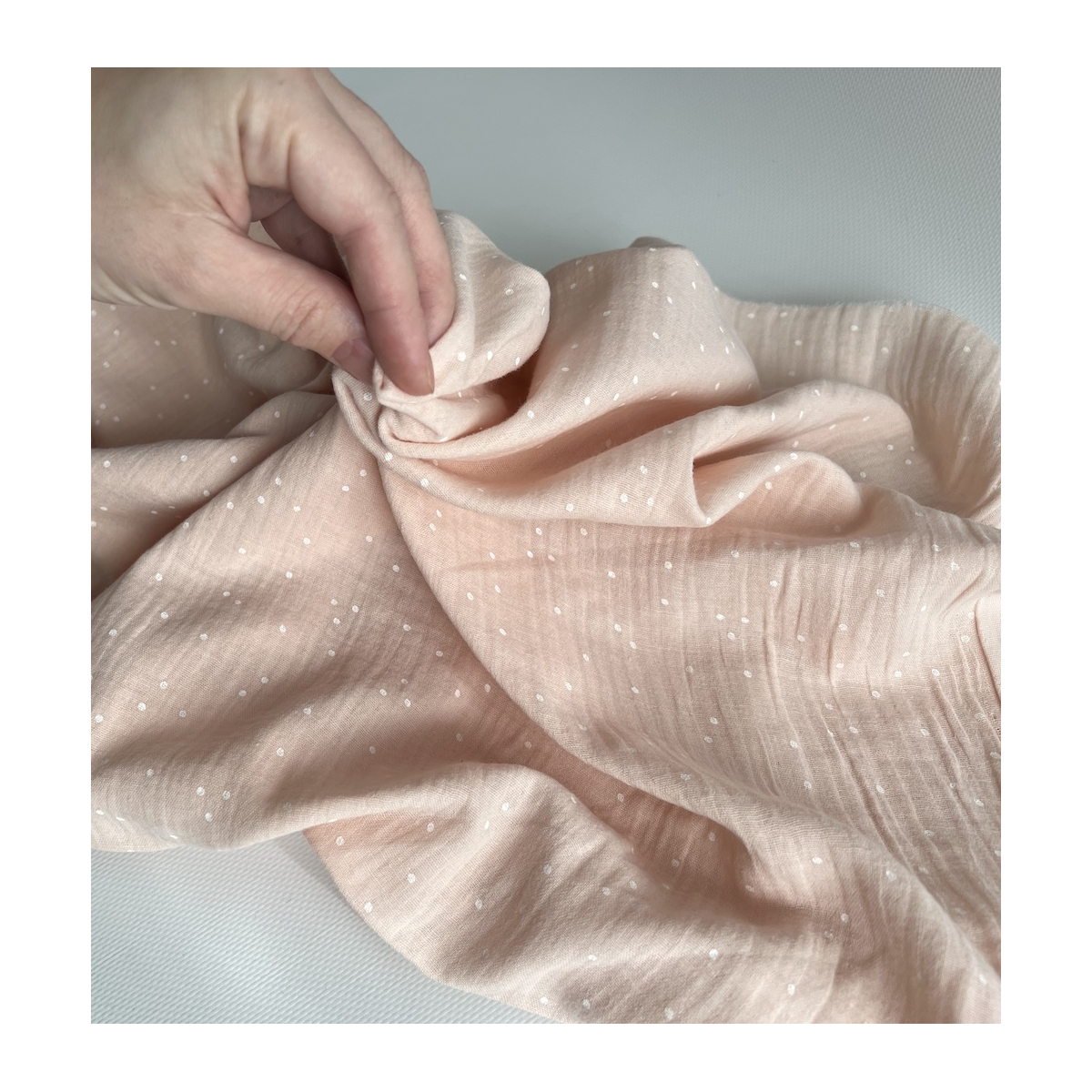 Double gaze de coton coloris rose nude à pois blanc Tissus issus de l'agriculture biologique  - 3