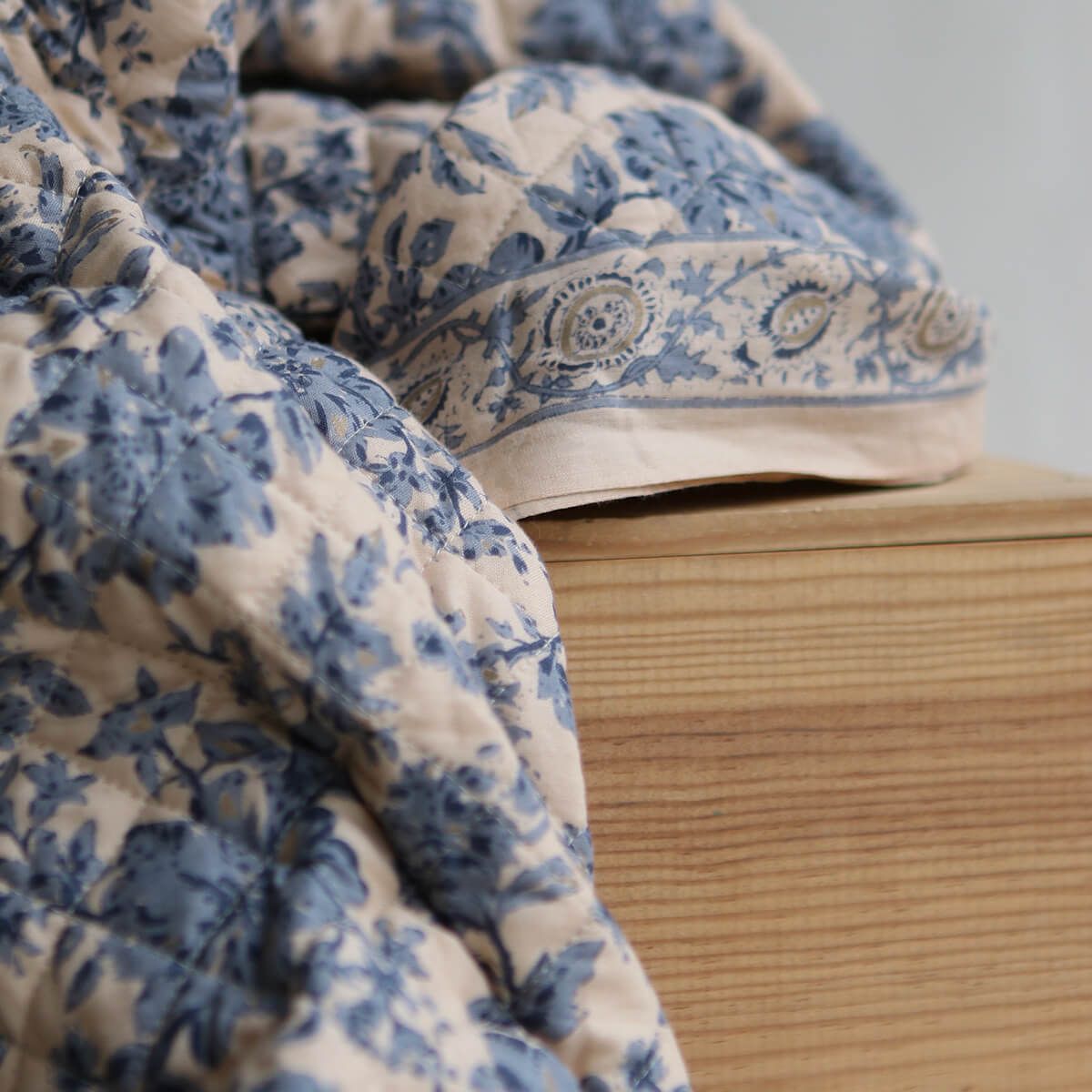 Anjali bleu - Tissu indien matelassé double face coton hand block largeur 100cm