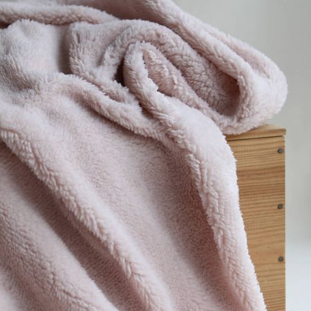 Teddy / moumoute bouclé coloris rose poudré