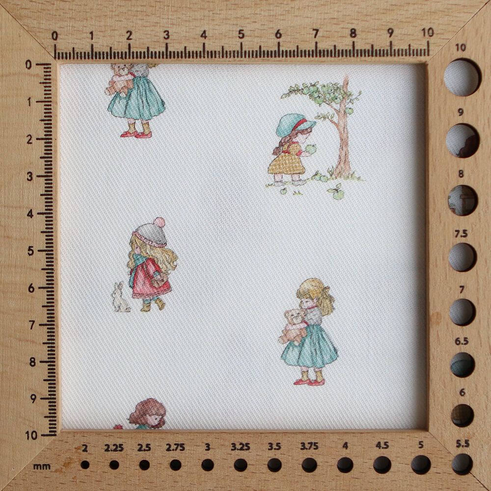 Sarah - Tissu sergé / twill de coton organique imprimé personnages