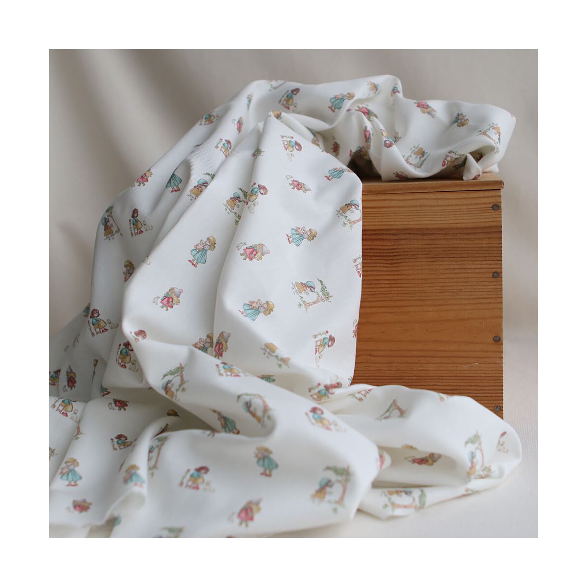 Sarah - Tissu sergé / twill de coton organique imprimé personnages