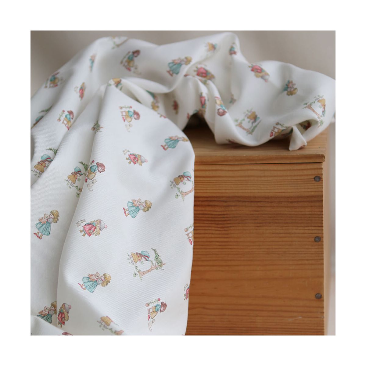 Sarah - Tissu sergé / twill de coton organique imprimé personnages