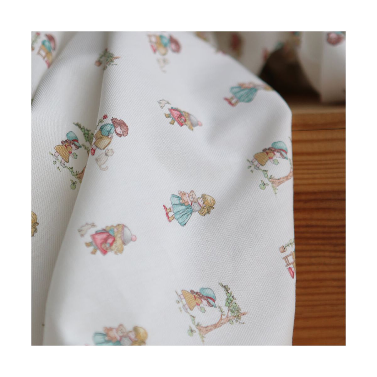 Sarah - Tissu sergé / twill de coton organique imprimé personnages