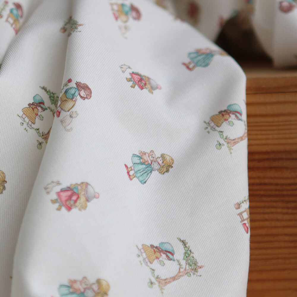 Sarah - Tissu sergé / twill de coton organique imprimé personnages