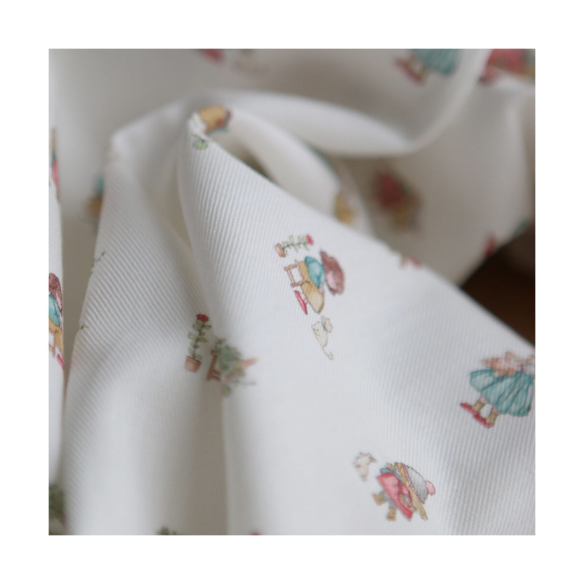 Sarah - Tissu sergé / twill de coton organique imprimé personnages