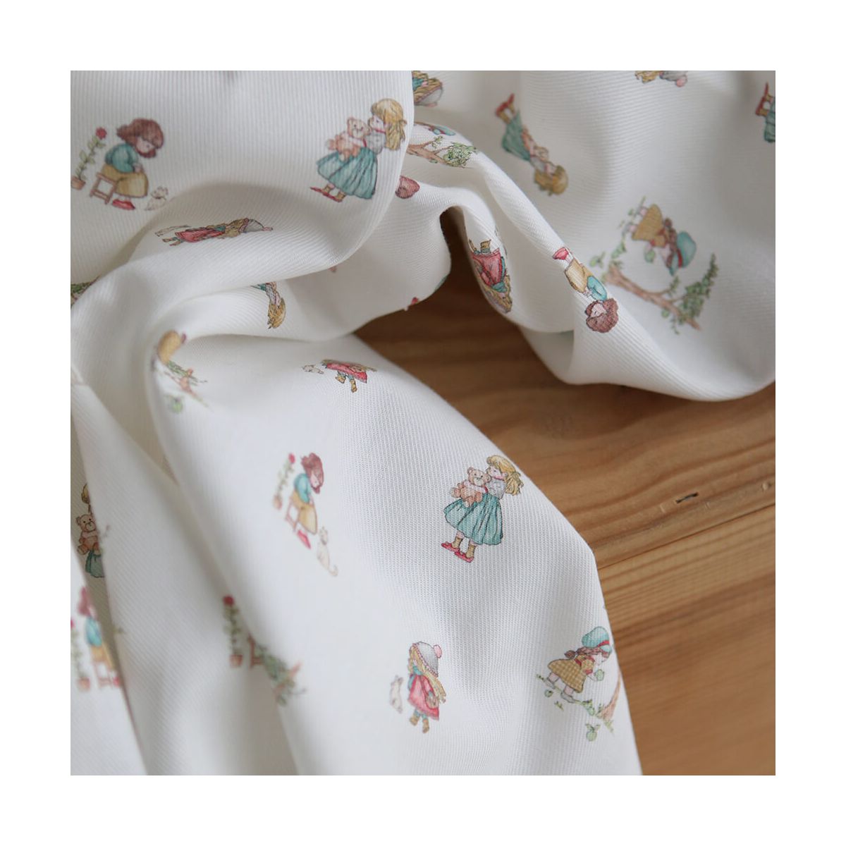 Sarah - Tissu sergé / twill de coton organique imprimé personnages