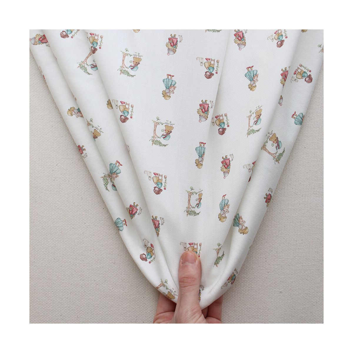 Sarah - Tissu sergé / twill de coton organique imprimé personnages