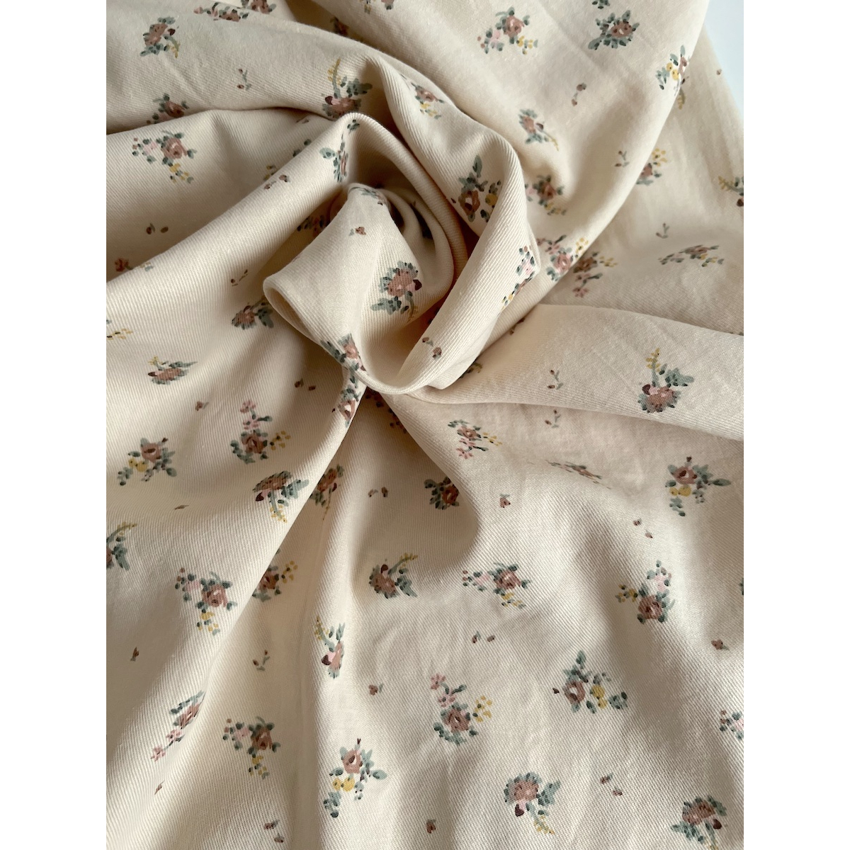 Rosie - Tissu sergé de coton imprimé vintage fleuri fond crème Batikou - 3