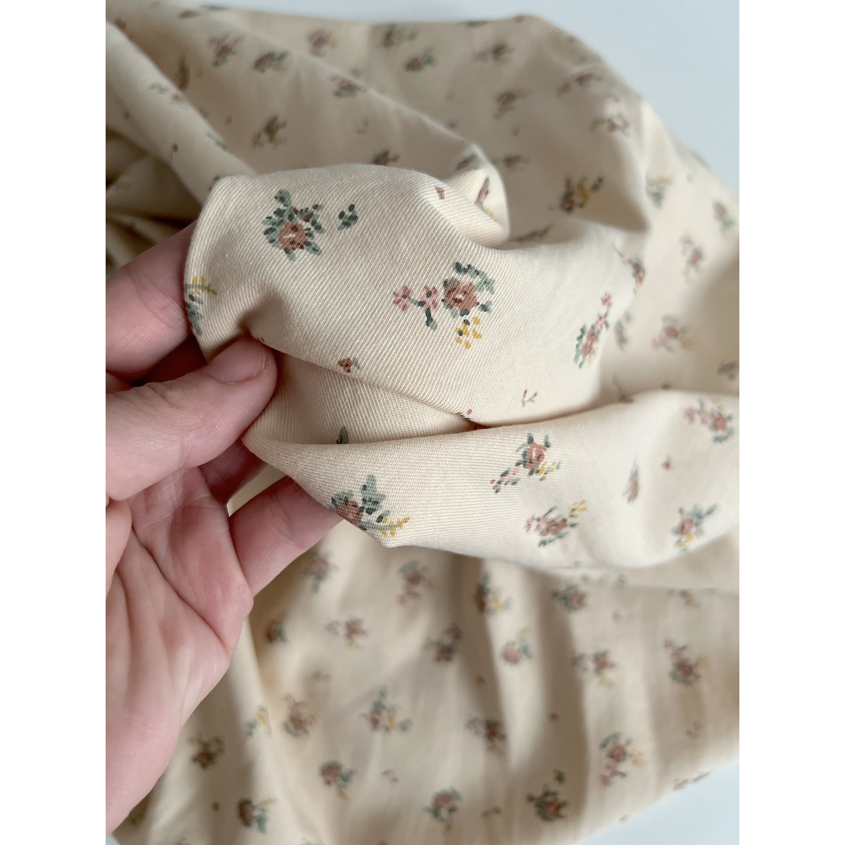 Rosie - Tissu sergé de coton imprimé vintage fleuri fond crème Batikou - 5