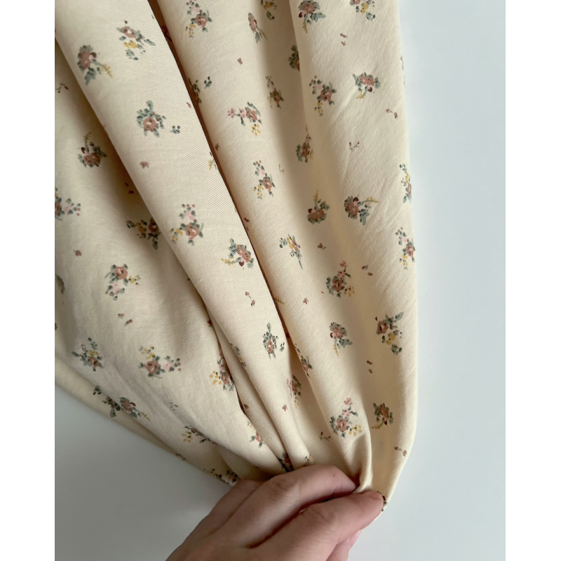 Rosie - Tissu sergé de coton imprimé vintage fleuri fond crème Batikou - 6
