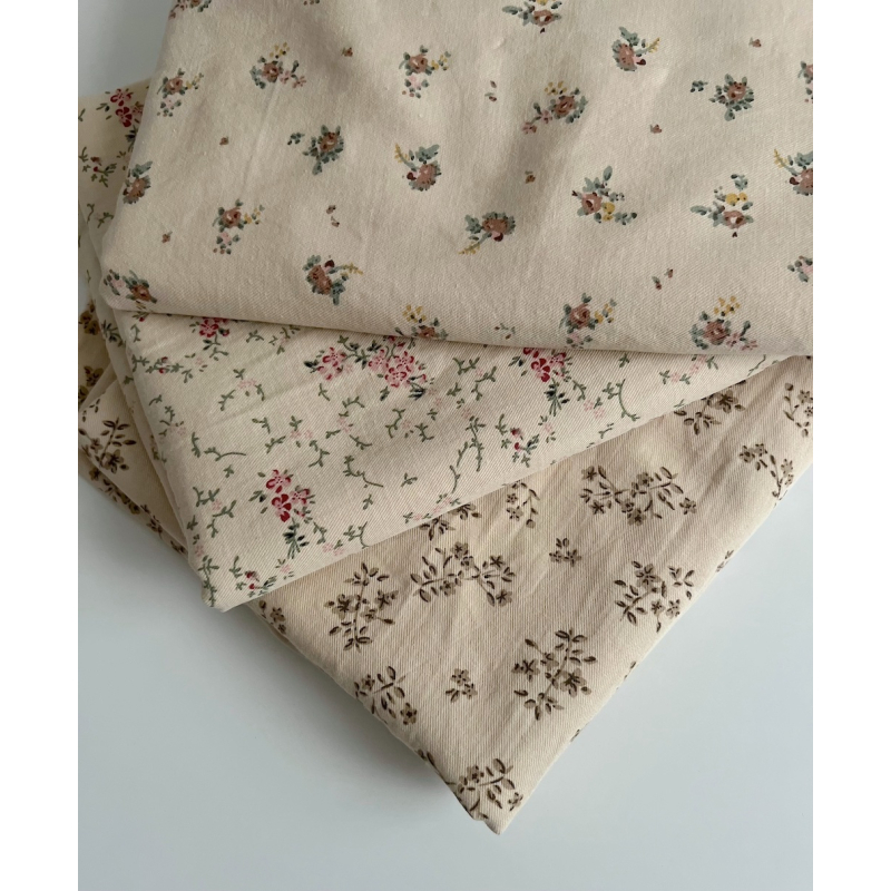 Rosie - Tissu sergé de coton imprimé vintage fleuri fond crème Batikou - 2