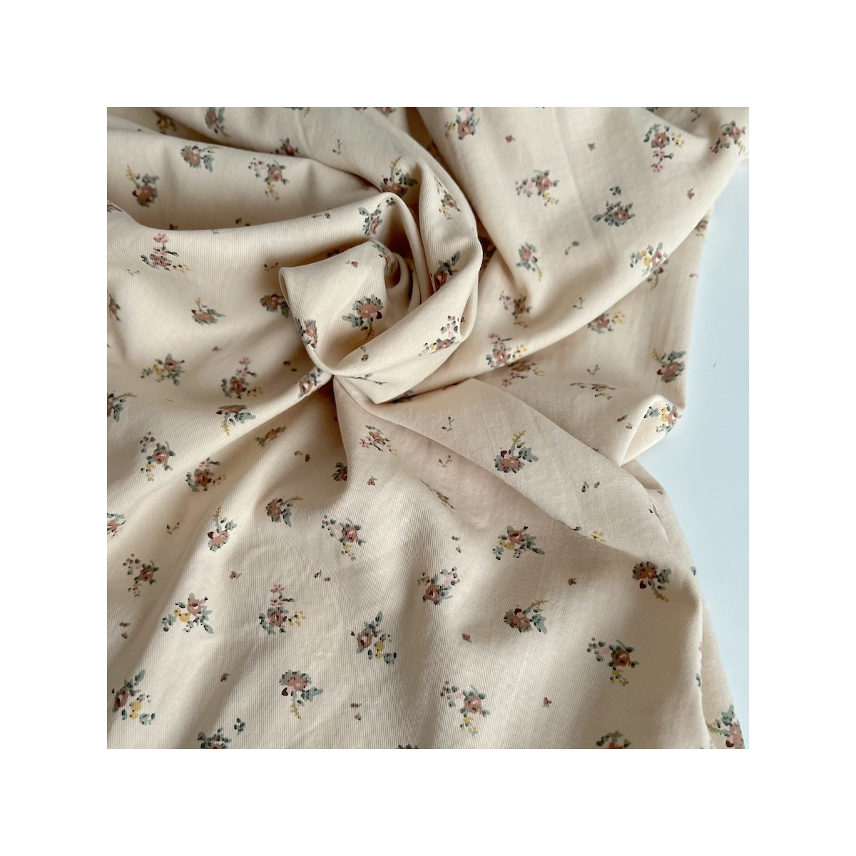 Rosie - Tissu sergé de coton imprimé vintage fleuri fond crème Batikou - 1